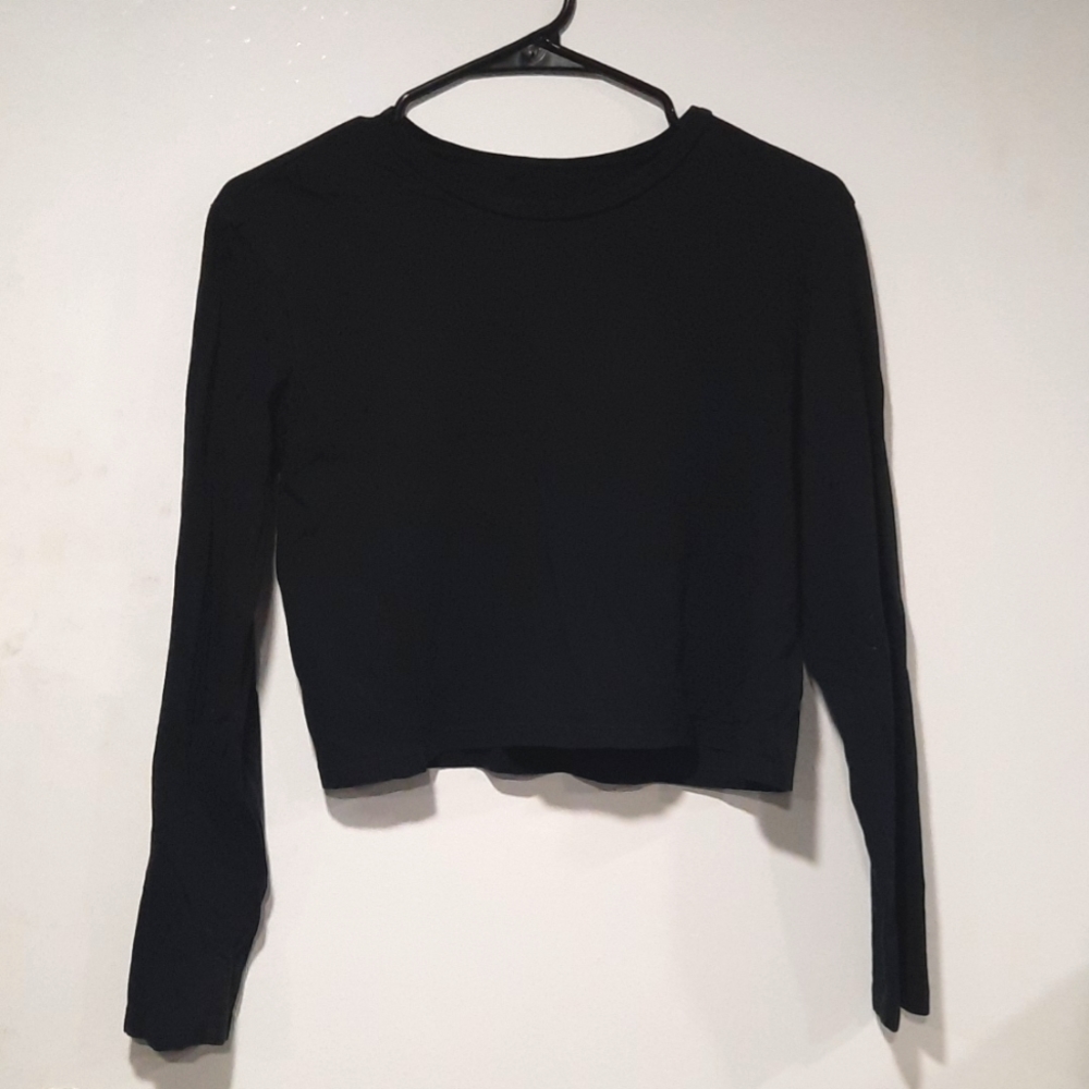 Black Long Sleeve Crop Tee